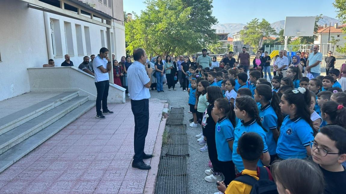 OSMANGAZİ İLKOKULU ÖĞRENCİ VE VELİLERİMİZLE 2025-2026 EĞİTİM ÖĞRETİM YILINI TÖRENLE BAŞLATTIK